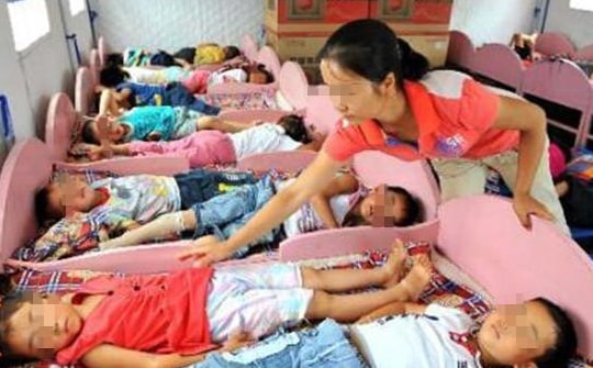 Bức ảnh ngủ trưa ở trường mẫu giáo khiến bà mẹ nổi giận đùng đùng, đòi làm ra lẽ: Nghe giải thích mà xấu hổ
