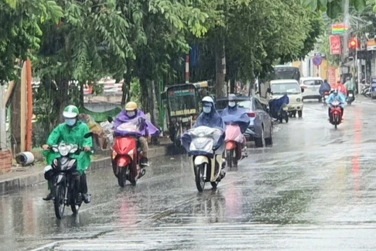 Dự báo thời tiết ngày 17/6: Bắc Bộ mưa dông kéo dài, Trung Bộ nắng nóng gay gắt