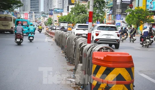 Nhếch nhác những dải phân cách mềm ở Hà Nội