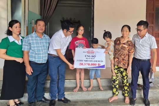 Hơn 20 triệu đồng đến với 3 cháu nhỏ có bố bị suy thận giai đoạn cuối