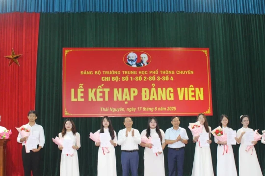 Thái Nguyên: 29 học sinh ưu tú được kết nạp Đảng
