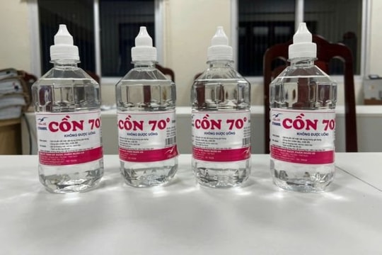 Phó chủ tịch thị trấn ở Hà Nội sản xuất cồn y tế giả như thế nào?