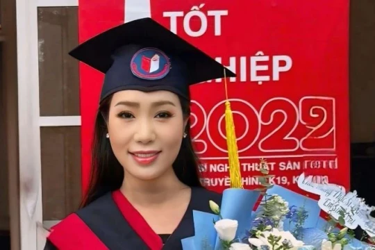 NSƯT Trịnh Kim Chi nhận bằng thạc sĩ ở tuổi U60