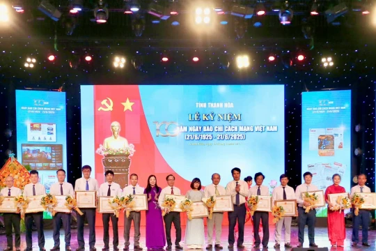 Phóng viên Báo GD&TĐ nhận Bằng khen của Chủ tịch tỉnh Thanh Hoá