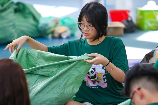 Học sinh Hà Nội hô biến hơn 10 tấn giấy, sách, quần áo cũ thành quà tặng: Mùa hè không chỉ có vui chơi mà còn phải sống xanh!