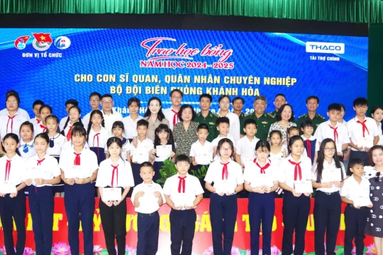 Trao học bổng Vừ A Dính cho con quân nhân Bộ đội Biên phòng tỉnh Khánh Hòa