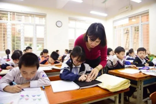 Có được chi trả phụ cấp riêng cho giáo viên bằng nguồn học phí?