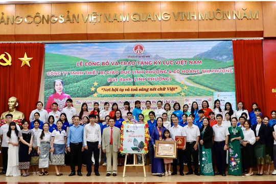 Gần 1.000 người yêu chữ đẹp tạo nên kỷ lục độc bản viết tay lớn nhất Việt Nam