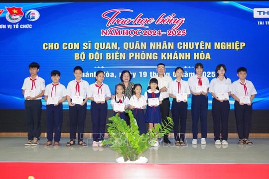 Trao học bổng cho con cán bộ, quân nhân chuyên nghiệp Bộ đội Biên phòng