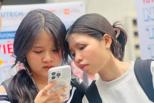 Loạt trường "hot" công bố tuyển sinh, có trường từ chối thẳng quy đổi IELTS