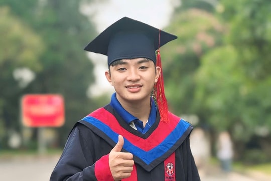 Tân kỹ sư gây xúc động với 'niềm tin của mẹ và sổ hộ nghèo'