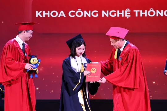 Gần 3000 sinh viên được nhận bằng cử nhân của Trường ĐH Sư phạm Hà Nội