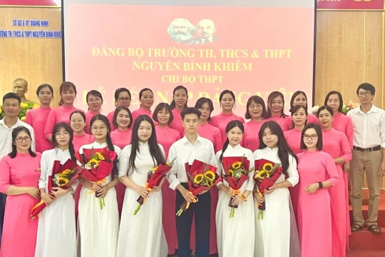 Trường Nguyễn Bỉnh Khiêm kết nạp Đảng cho 6 học sinh ưu tú