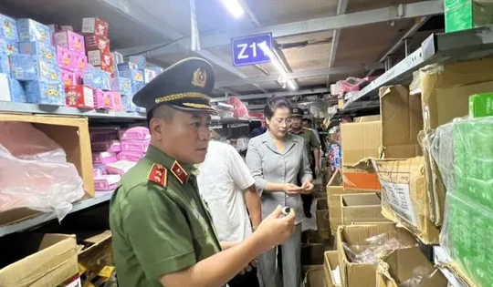 Giám đốc Công an Hà Nội thân chinh kiểm tra thực tế tình hình sản xuất, kinh doanh tại thủ phủ La Phù