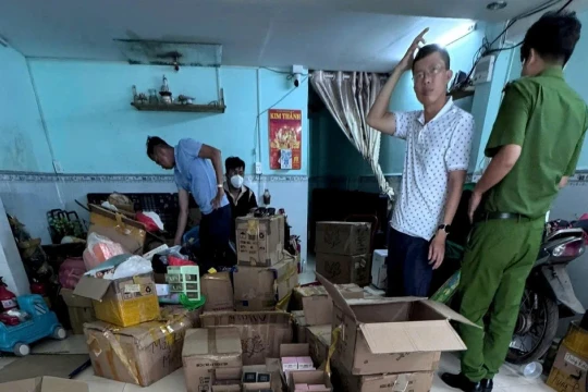 Triệt phá đường dây buôn bán hơn 10.000 chai nước hoa giả tại TPHCM