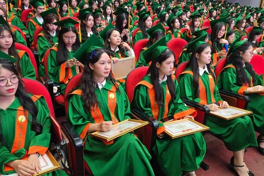 Trao bằng tốt nghiệp cho sinh viên, hiệu trưởng nói về 'chìa khóa của thành công'