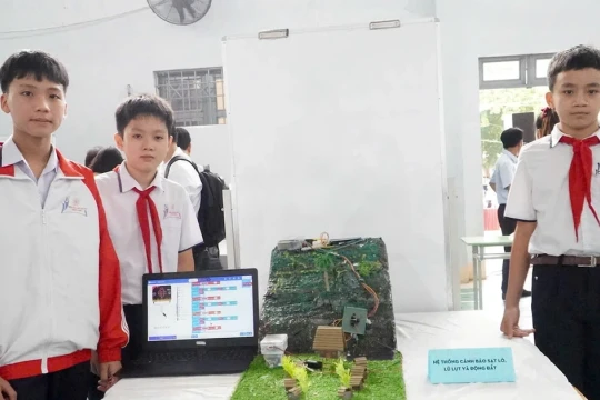 Nhóm nam sinh sáng chế hệ thống cảnh báo thiên tai