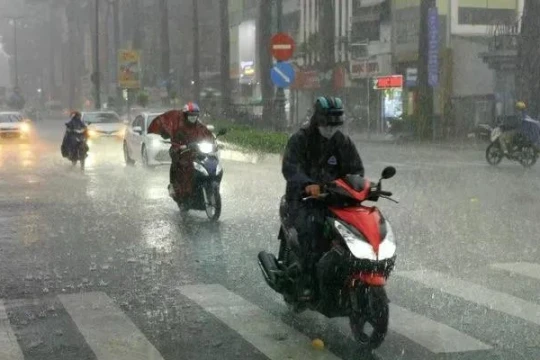 Dự báo thời tiết ngày 23/6: Bắc Bộ và Nam Bộ có mưa rào, Trung Bộ nắng nóng