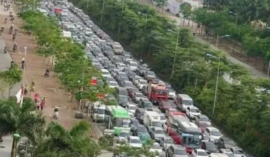 Ùn ứ trên 2 tuyến đường vừa dựng hàng rào cứng phân làn ô tô, xe máy tại Hà Nội