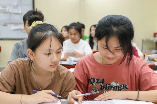 Cô trò trường dân tộc nội trú ở Nghệ An sáng đèn ôn thi tốt nghiệp THPT