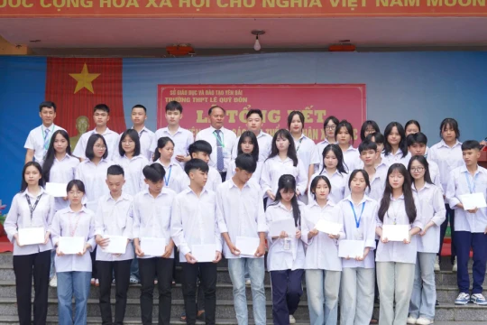 Xúc động tấm lòng thầy cô dành cho học trò nghèo trước Kỳ thi tốt nghiệp THPT