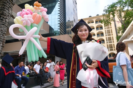 Những món quà độc lạ tại lễ nhận bằng tốt nghiệp đại học
