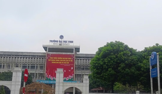Kỷ luật cảnh cáo 2 cán bộ đại học bị nữ sinh tố có hành vi gạ gẫm, đụng chạm