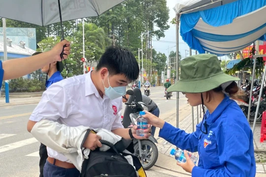 Tình nguyện viên tại Bình Dương tiếp nước, cổ vũ thí sinh