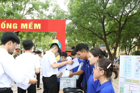 Loa 'cổng mềm' nhắc thí sinh không mang tài liệu vào phòng thi