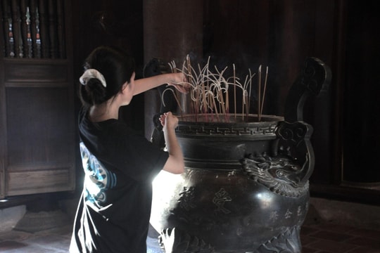 “Cúng điểm” mùa thi tốt nghiệp THPT: Niềm tin gói ghém nỗi lo của sĩ tử
