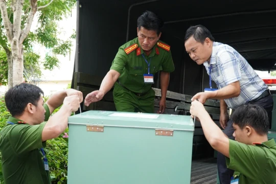 Xe đặc chủng Công an TP Cần Thơ áp tải đề thi tốt nghiệp THPT