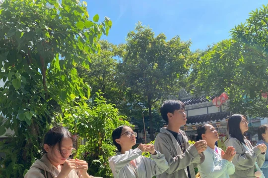 Học sinh lên chùa giải tỏa áp lực trước ngày "vượt vũ môn"