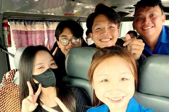 Học sinh vùng đất Mũi lỉnh kỉnh hành lý đi thi tốt nghiệp THPT