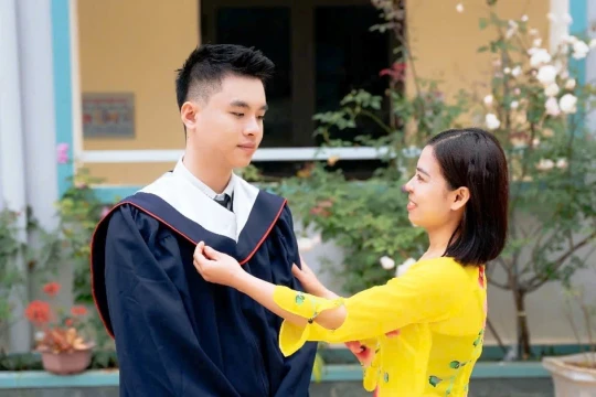 Nghị lực phi thường của nam sinh mồ côi mẹ nơi vùng biên xứ Thanh