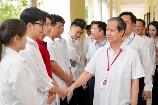 Bộ trưởng Nguyễn Kim Sơn chúc thí sinh cả nước 'vượt vũ môn' thành công
