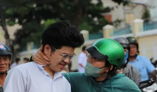 Sỹ tử, thầy chùa, chiến sỹ... những khoảnh khắc lặng người trong mùa thi tốt nghiệp