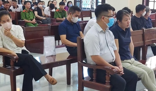 14 cựu lãnh đạo, cán bộ hải quan "ngó lơ" số hàng lậu trị giá hơn 1.800 tỉ đồng hầu toà