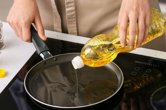 Dầu ăn cho vật nuôi gây hại thế nào khi dùng chế biến thực phẩm?