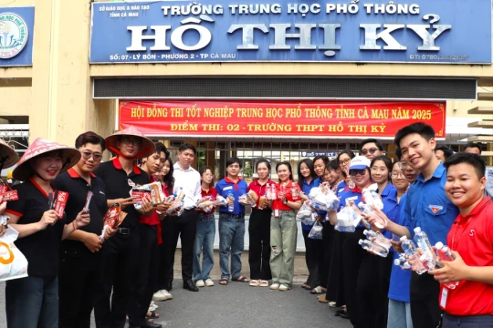 Áo xanh tình nguyện tiếp sức thí sinh nơi đất Mũi