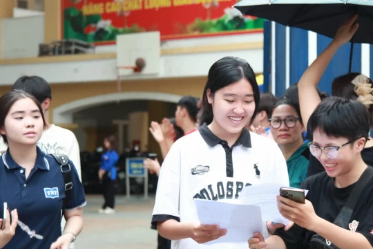 Nụ cười tươi tắn của học sinh Hà Nội sau khi hoàn thành thi môn Ngữ văn
