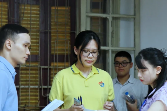 8 thí sinh bị đình chỉ thi vì sử dụng điện thoại di động trong buổi thi môn Ngữ văn