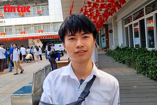 Bố mẹ tiếp thêm sức mạnh cho nam sinh bị thương vẫn quyết tâm thi tốt nghiệp