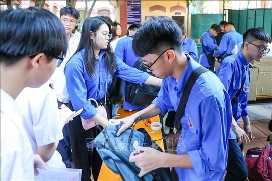 Tiếp sức mùa thi 2025: Áo xanh chở ước mơ hồng