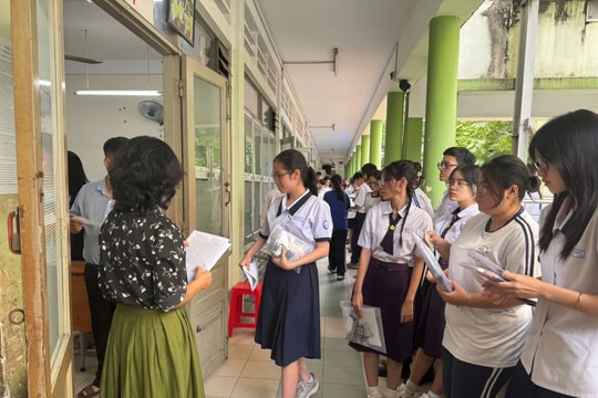 Thí sinh thi tốt nghiệp THPT bắt đầu làm bài thi môn Toán