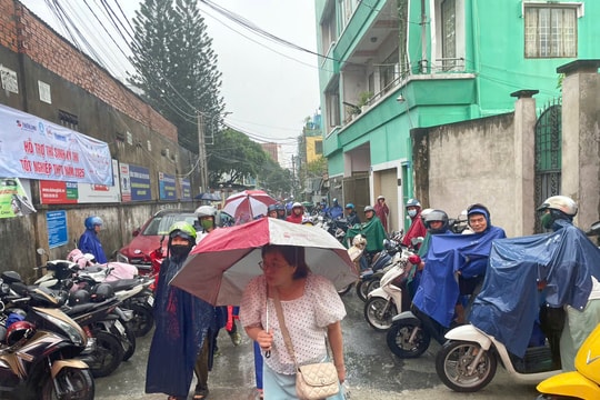 TP Hồ Chí Minh: Phụ huynh đội mưa chờ đón sĩ tử sau môn thi Toán