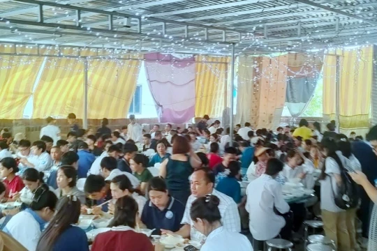 Phụ huynh Hà Nội nấu cơm chiêu đãi thí sinh trong ngày thi tốt nghiệp THPT