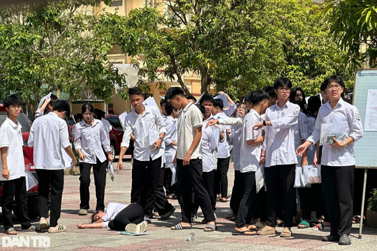 Thi xong môn ngữ văn tốt nghiệp THPT, nữ sinh ngất xỉu giữa sân trường