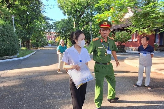 Nữ thí sinh nhầm trường trước giờ vào thi môn ngữ văn được hỗ trợ