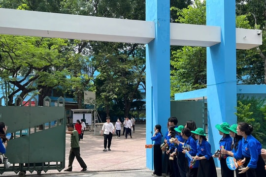 Đề thi Ngữ Văn THPT 2025: đề thi "dễ thở" thí sinh rạng rỡ rời khỏi phòng thi