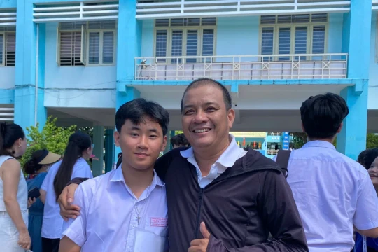 Thầy giáo Quảng Nam chờ đón trò sau giờ thi